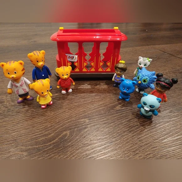 Mr Rogers Daniel Tiger Neighborhood Pull Back Trolley Car And 10 Figures - Picture 1 of 5